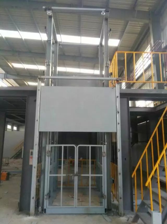 導軌鏈條（tiáo）式升降貨梯